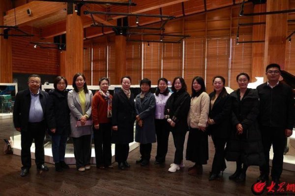 爱配资 青岛西海岸新区红石崖街道人大工委组织代表参加园街巾帼联盟揭牌暨“红枫巾帼”品牌发布仪式